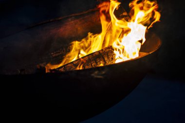 Gece yangın mahalline kıvılcım ve güzel kırmızı alevle yanan alev.