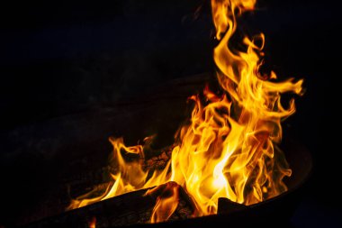 Gece yangın mahalline kıvılcım ve güzel kırmızı alevle yanan alev.