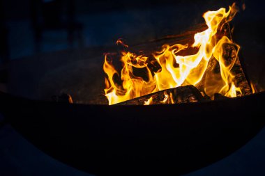 Gece yangın mahalline kıvılcım ve güzel kırmızı alevle yanan alev.