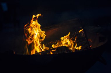 Gece yangın mahalline kıvılcım ve güzel kırmızı alevle yanan alev.