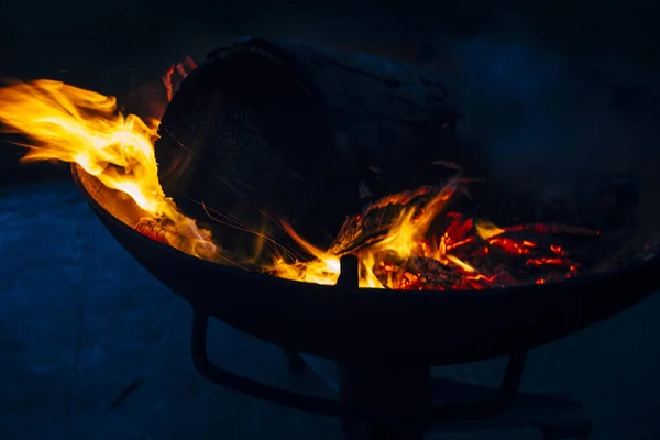 Cena Noturna Faíscas Fogo Chama Queimando Com Bela Chama Vermelha — Fotografia de Stock