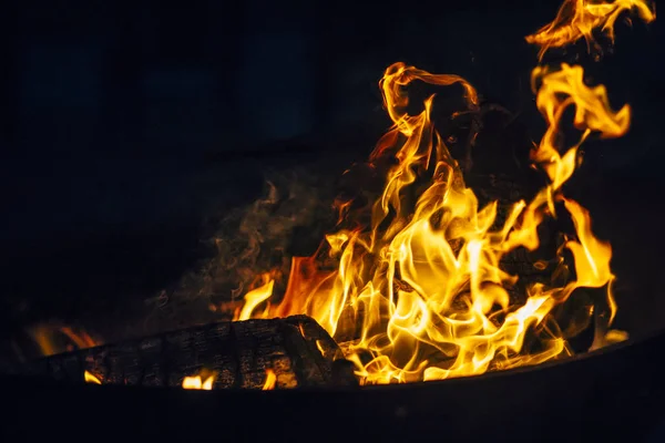 Scène Nocturne Étincelles Feu Flamme Brûlant Avec Une Belle Flamme — Photo