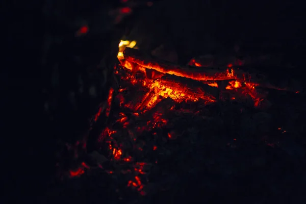 Night Scene Fire Sparks Flame Burning Beautiful Red Flame — Stock Photo, Image