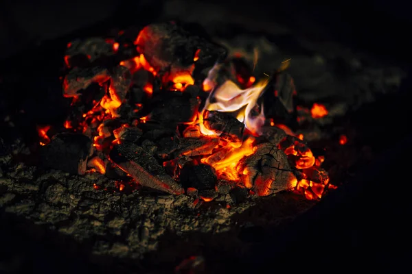 Scène Nocturne Étincelles Feu Flamme Brûlant Avec Une Belle Flamme — Photo
