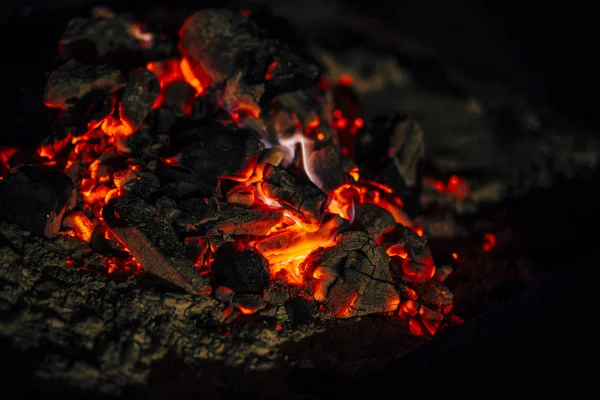 Scène Nocturne Étincelles Feu Flamme Brûlant Avec Une Belle Flamme — Photo