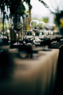 Lüks masa ayarları ile iyi yemek ve Züccaciye Mağazaları, güzel arka plan bulanık. Olaylar için düğünler. Detals düğün ve planlama düğün,.