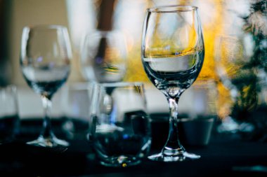 Lüks masa ayarları ile iyi yemek ve Züccaciye Mağazaları, güzel arka plan bulanık. Olaylar için düğünler. Detals düğün ve planlama düğün,.