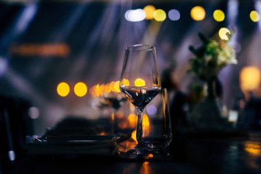 Lüks masa ayarları ile iyi yemek ve Züccaciye Mağazaları, güzel arka plan bulanık. Olaylar için düğünler. Detals düğün ve planlama düğün,.