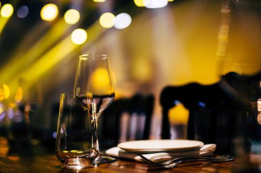 Lüks masa ayarları ile iyi yemek ve Züccaciye Mağazaları, güzel arka plan bulanık. Olaylar için düğünler. Detals düğün ve planlama düğün,.