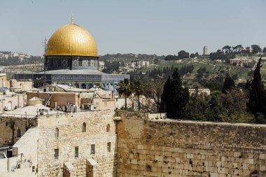 Gün ışığından yararlanma görünümü Batı'Kudüs İsrail duvar, halk Yahudi tatil sezonu rosh hashana ve yom kippur'için dua ediyor.