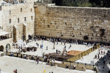 Gün ışığından yararlanma görünümü Batı'Kudüs İsrail duvar, halk Yahudi tatil sezonu rosh hashana ve yom kippur'için dua ediyor.