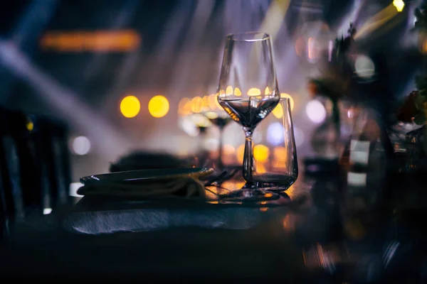 食事やガラス製品 美しい背景をぼかしの高級テーブル設定 イベント 結婚式 結婚式 結婚式の詳細へと滑走 — ストック写真