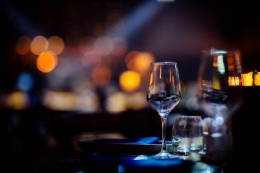 Sevgililer günü için güzel dekorasyon. Romantik yemek hazırlığı ve tasarım. Sevgi kutlama.