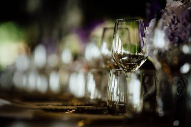 Sevgililer günü için güzel dekorasyon. Romantik yemek hazırlığı ve tasarım. Sevgi kutlama.