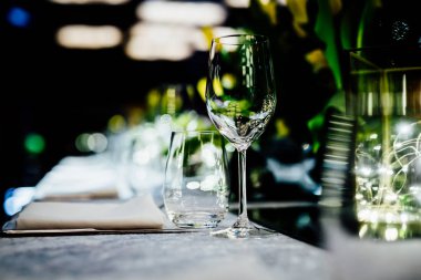 Sevgililer günü için güzel dekorasyon. Romantik yemek hazırlığı ve tasarım. Sevgi kutlama.