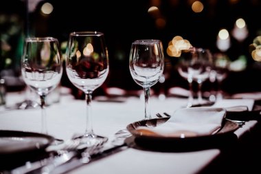 Sevgililer günü için güzel dekorasyon. Romantik yemek hazırlığı ve tasarım. Sevgi kutlama.