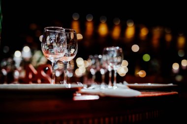 Sevgililer günü için güzel dekorasyon. Romantik yemek hazırlığı ve tasarım. Sevgi kutlama.