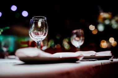 Sevgililer günü için güzel dekorasyon. Romantik yemek hazırlığı ve tasarım. Sevgi kutlama.