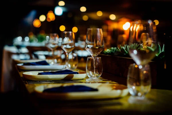 Sevgililer günü için güzel dekorasyon. Romantik yemek hazırlığı ve tasarım. Sevgi kutlama.