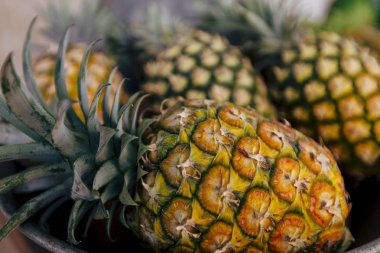 Portre üzerinde ahşap arka plan üzerinde taze ananas.