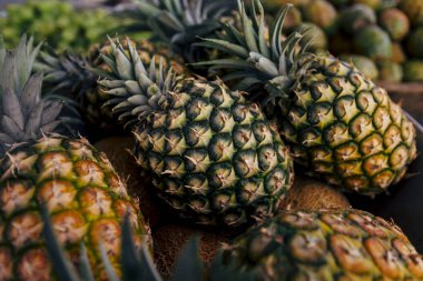 Portre üzerinde ahşap arka plan üzerinde taze ananas.