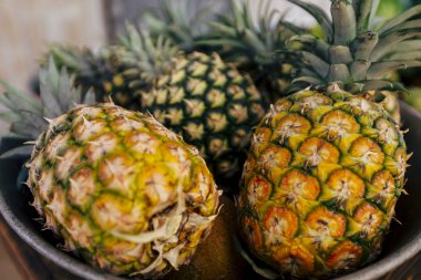 Portre üzerinde ahşap arka plan üzerinde taze ananas.