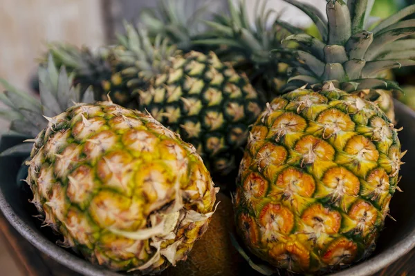 Portre üzerinde ahşap arka plan üzerinde taze ananas.