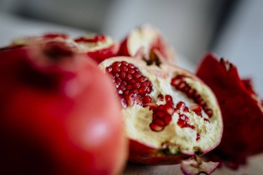 Ahşap arka plan üzerinde taze nar.