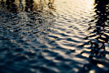 Su unsurları sağlık ve rahatlama. Akan su doğal küçük dalgalanmalar.