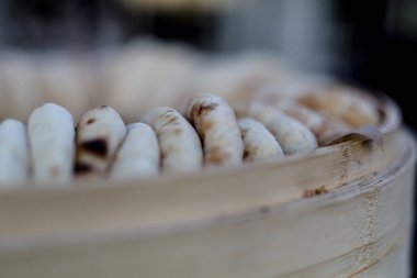 Her türlü her türlü fesleğen, susam ve diğerleri gibi bitkiler bulunan taze ekmek yapma. İnsan eli yüzü gösterilir