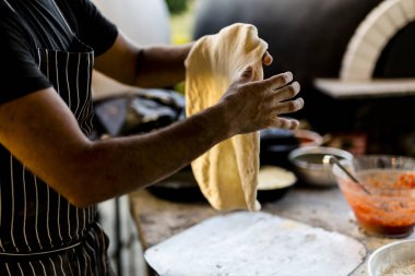 Her türlü her türlü fesleğen, susam ve diğerleri gibi bitkiler bulunan taze ekmek yapma. İnsan eli yüzü gösterilir