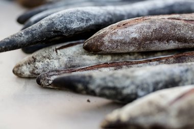 Her türlü her türlü fesleğen, susam ve diğerleri gibi bitkiler bulunan taze ekmek yapma. İnsan eli yüzü gösterilir