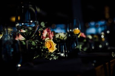 Lüks masa ayarları ile iyi yemek ve Züccaciye Mağazaları, güzel arka plan bulanık. Olaylar için Düğünler. Tatil için hazırlık Fısıh, Noel ve Hanukkah akşam yemeği. Düğün, doğum günü ve kutlamalar'den aksesuarlar.