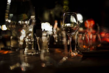 Lüks masa ayarları ile iyi yemek ve Züccaciye Mağazaları, güzel arka plan bulanık. Olaylar için Düğünler. Tatil için hazırlık Fısıh, Noel ve Hanukkah akşam yemeği. Düğün, doğum günü ve kutlamalar'den aksesuarlar.