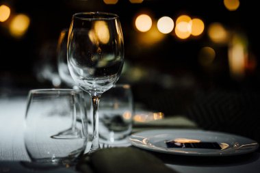 Lüks masa ayarları ile iyi yemek ve Züccaciye Mağazaları, güzel arka plan bulanık. Olaylar için Düğünler. Tatil için hazırlık Fısıh, Noel ve Hanukkah akşam yemeği. Düğün, doğum günü ve kutlamalar'den aksesuarlar.