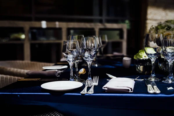 Luxus Asztal Beállításainak Finom Étkező Üvegáru Gyönyörű Elmosódott Háttér Rendezvények — Stock Fotó