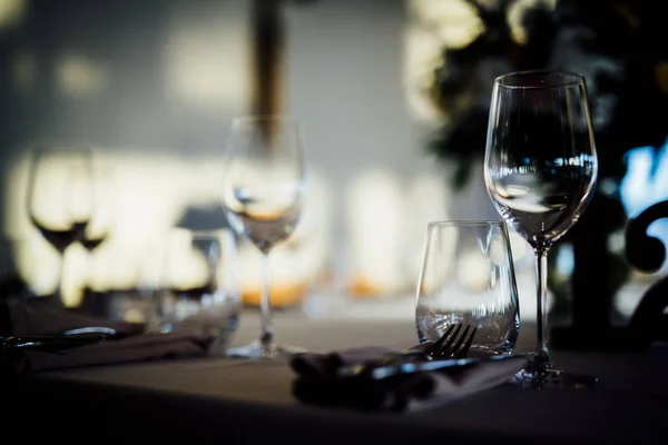 럭셔리 테이블 설정을 식사와 배경을 흐리게 이벤트 결혼식 크리스마스와 하누카 — 스톡 사진
