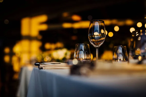 Ajustes Mesa Lujo Para Una Buena Cena Con Cristalería Hermoso — Foto de Stock