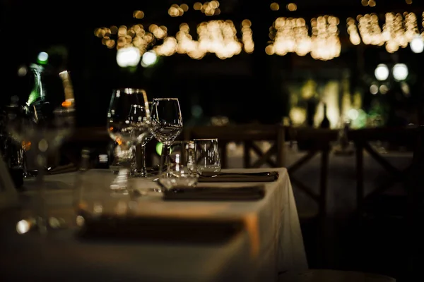 Ajustes Mesa Lujo Para Una Buena Cena Con Cristalería Hermoso — Foto de Stock