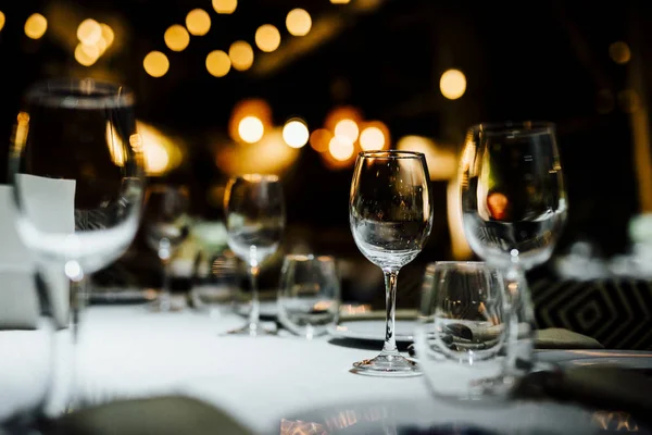 Ajustes Mesa Lujo Para Una Buena Cena Con Cristalería Hermoso — Foto de Stock