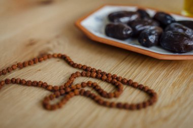 Tarihleri çay ve tespih.