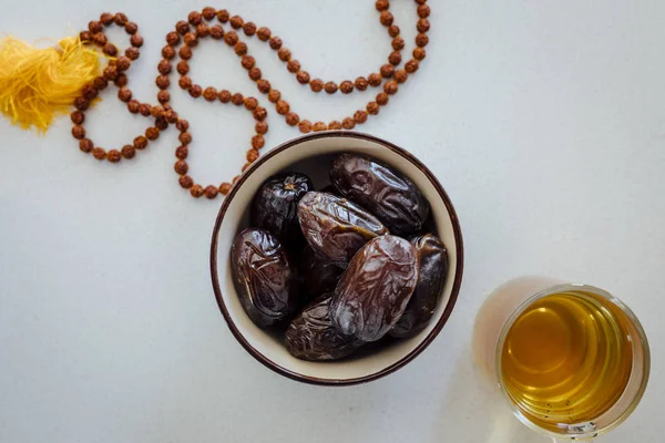 Чай и молитвенные бусы . — стоковое фото