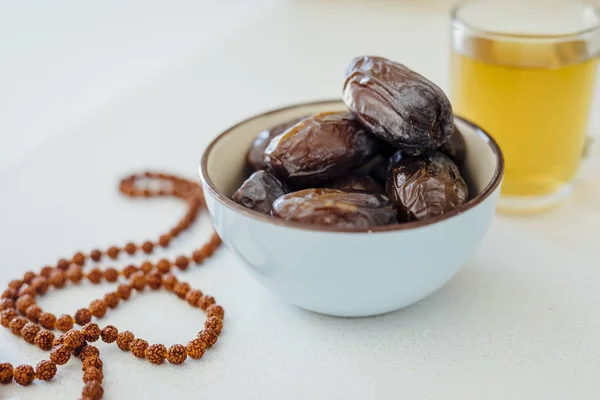 Datum te och radband. — Stockfoto