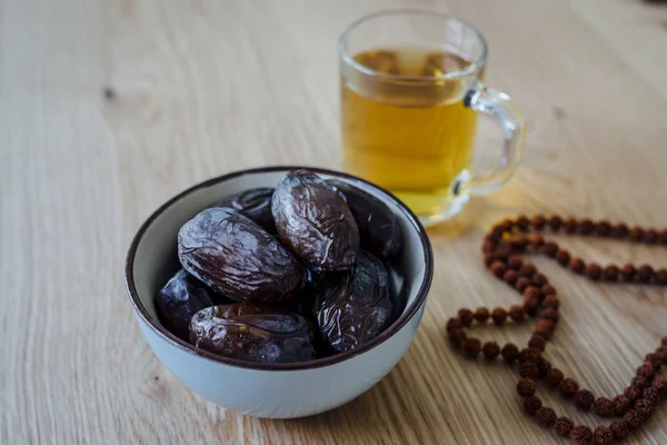 Tarihleri çay ve tespih.