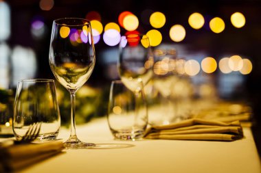 Akşam yemeği ve parti ayarları. 