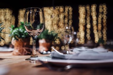 Akşam yemeği ve parti ayarları. 