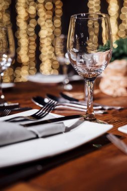 Akşam yemeği ve parti ayarları. 