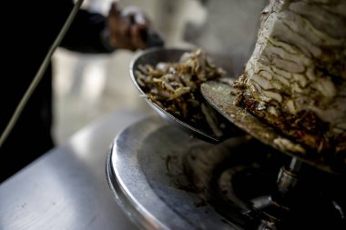 Izgara ve ızgara adam yapılan Taze Shwarma Shw kesiyor