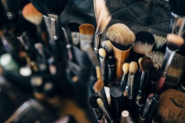 Düğün günü ve mutlu etkinlikler için iş fırçaları makyaj.