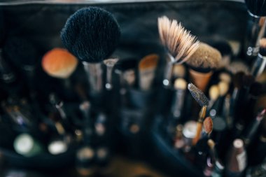 Düğün günü ve mutlu etkinlikler için iş fırçaları makyaj.